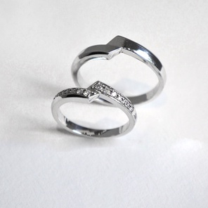 Пара обручальных колец из белого золота 585 пробы муассанитами