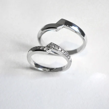 Пара обручальных колец из белого золота 585 пробы муассанитами