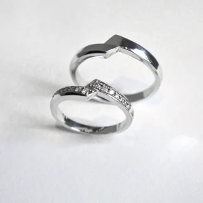 Пара обручальных колец из белого золота 585 пробы муассанитами